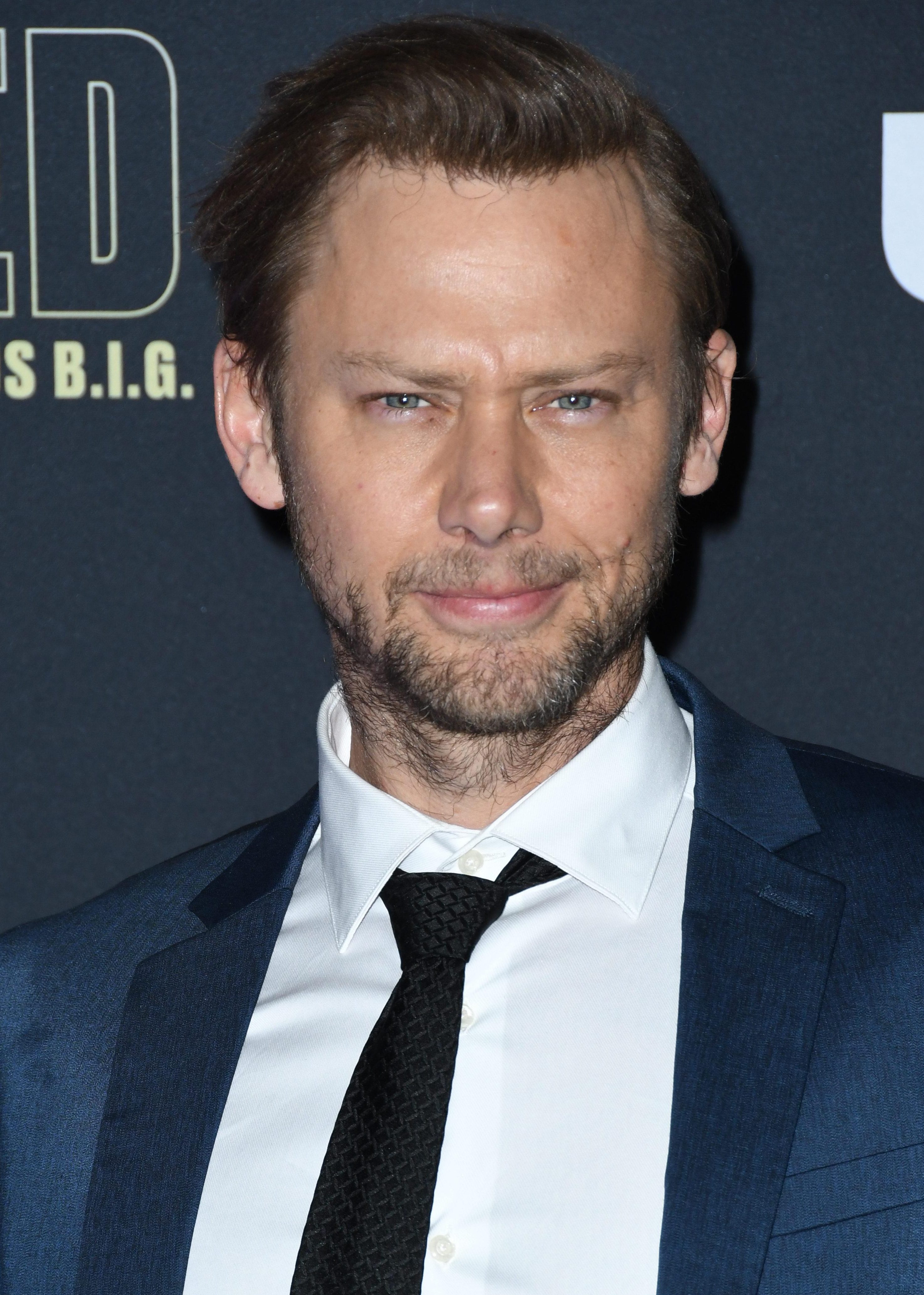 How tall is Jimmi Simpson?